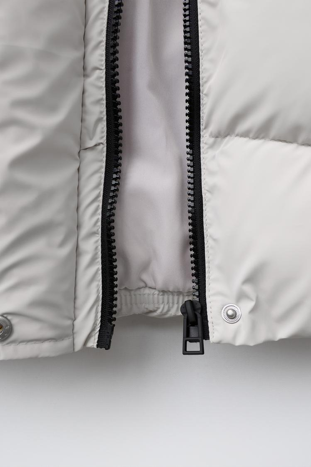 ZARA СТЕГАНОЕ ПРОРЕЗИНЕННОЕ ПАЛЬТО WATER RESISTANT, ЦВЕТ ЛЬДА