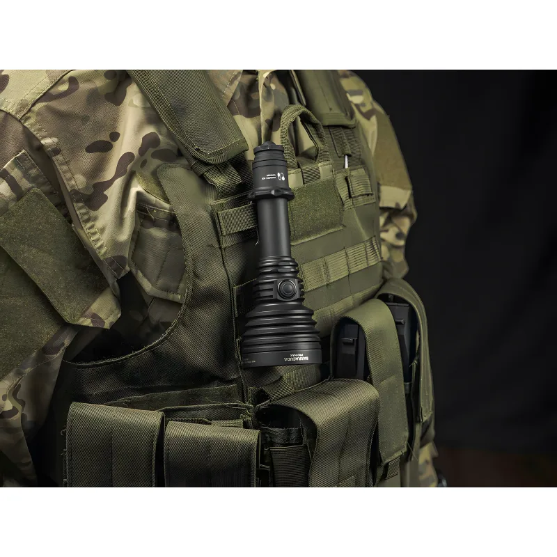 Поисковый фонарь Armytek Barracuda Pro Max Magnet USB - закрепленный на тактическом жилете