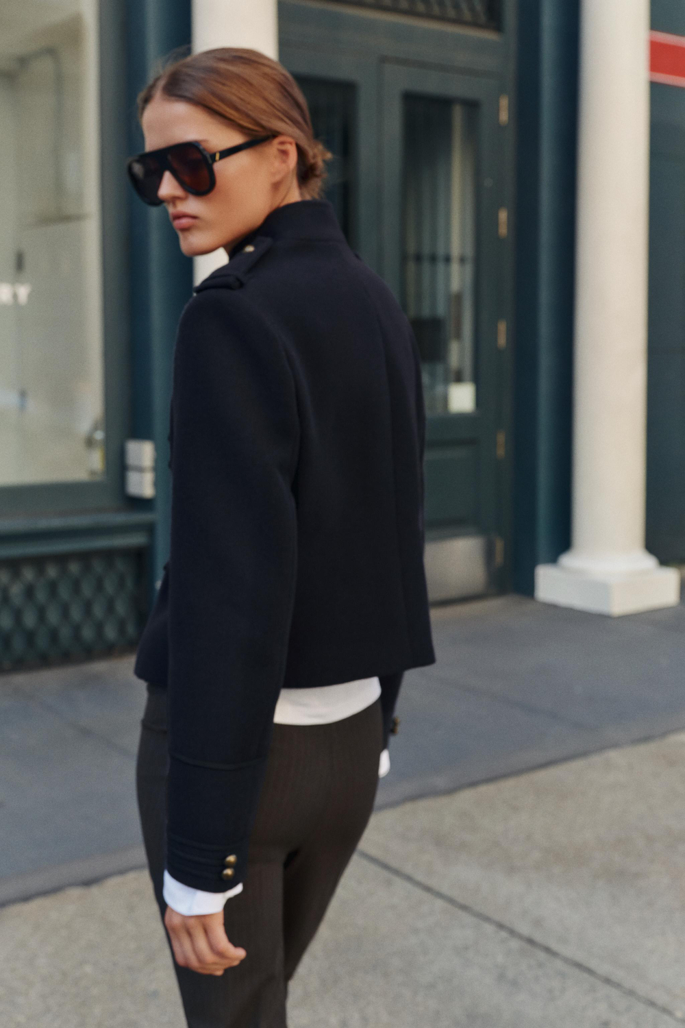 КОРОТКАЯ КУРТКА С ДЕКОРАТИВНЫМИ ЗАСТЁЖКАМИ — ZARA