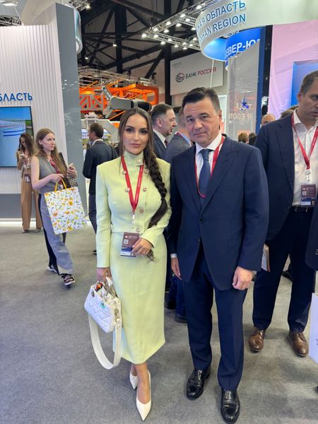 В данный момент Аника Керимова принимает участие в Петербургском Международном Экономическом Форуме 2024 в качестве представителя Ассоциации "Женщины Бизнеса".