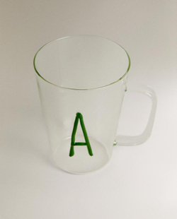 ZARA HOME КРУЖКА ИЗ БОРОСИЛИКАТНОГО СТЕКЛА С БУКВОЙ А, ЗЕЛЕНЫЙ