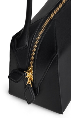 ALAÏA МАЛЕНЬКАЯ СУМКА LE BOULEDOGU ИЗ ТЕЛЯЧЬЕЙ КОЖИ, ЧЕРНЫЙ