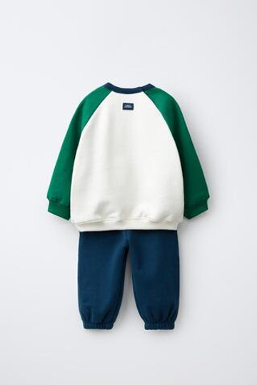 ZARA КОМПЛЕКТ ИЗ ТОЛСТОВКИ И БРЮК-ДЖОГГЕРОВ, ЭКРЮ/ЗЕЛЕНЫЙ