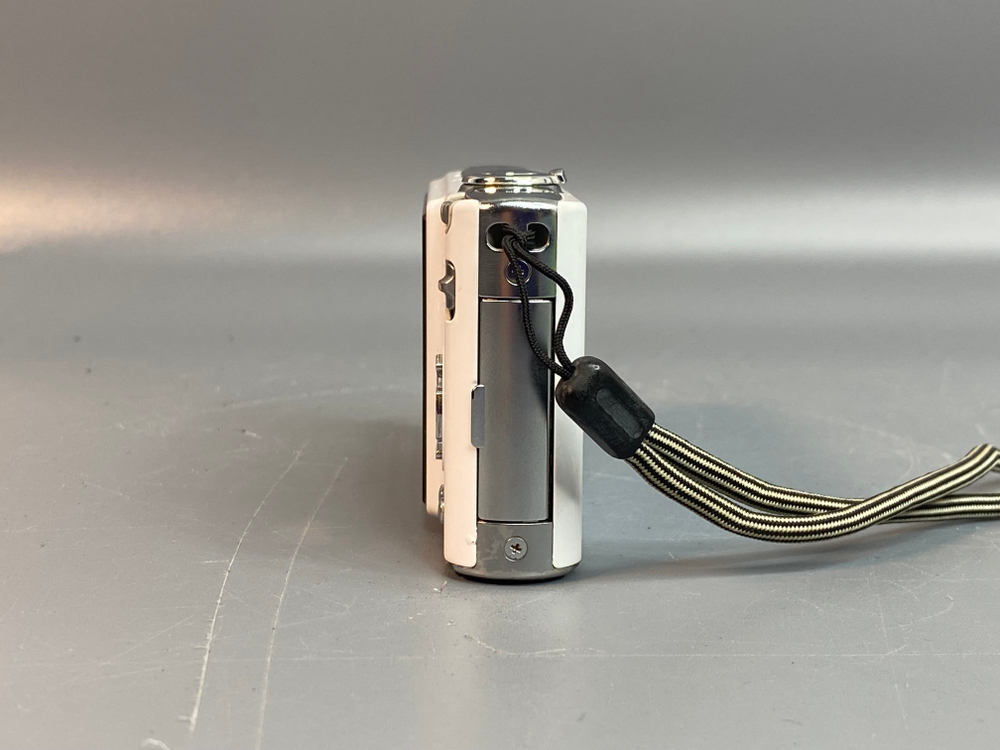 Leica C-Lux 3 на длинном зуме виднеется пылинка