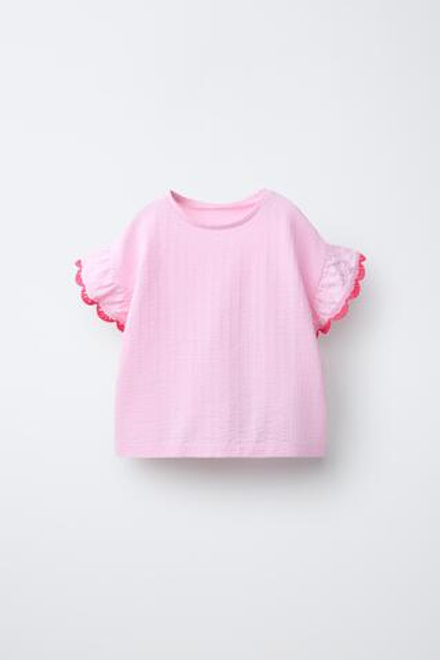 ZARA ФУТБОЛКА С ВОЛАНОМ ИЗ КРУЖЕВА КРОШЕ, ПАСТЕЛЬНО-РОЗОВЫЙ