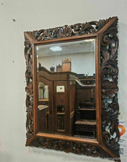 Старинное настенное зеркало