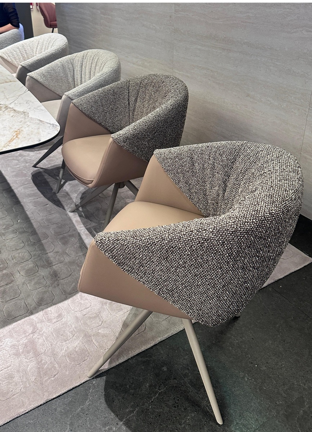 Стул М-City DISAUR ГИССЕН (GISSEN) 360 град, цвет КОФЕ HP032-08A PU, V885-1, ткань, экокожа, ТЕМНО-СЕРЫЙ