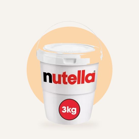 Шоколадная паста Ferrero Nutella — на фирменном фоне OH MY GEEK
