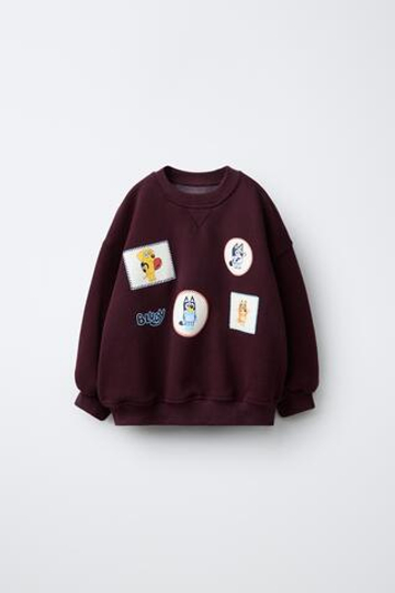 ZARA ТОЛСТОВКА С НАШИВКАМИ BLUEY © LUDO STUDIO, ТЕМНО-БАКЛАЖАНОВЫЙ