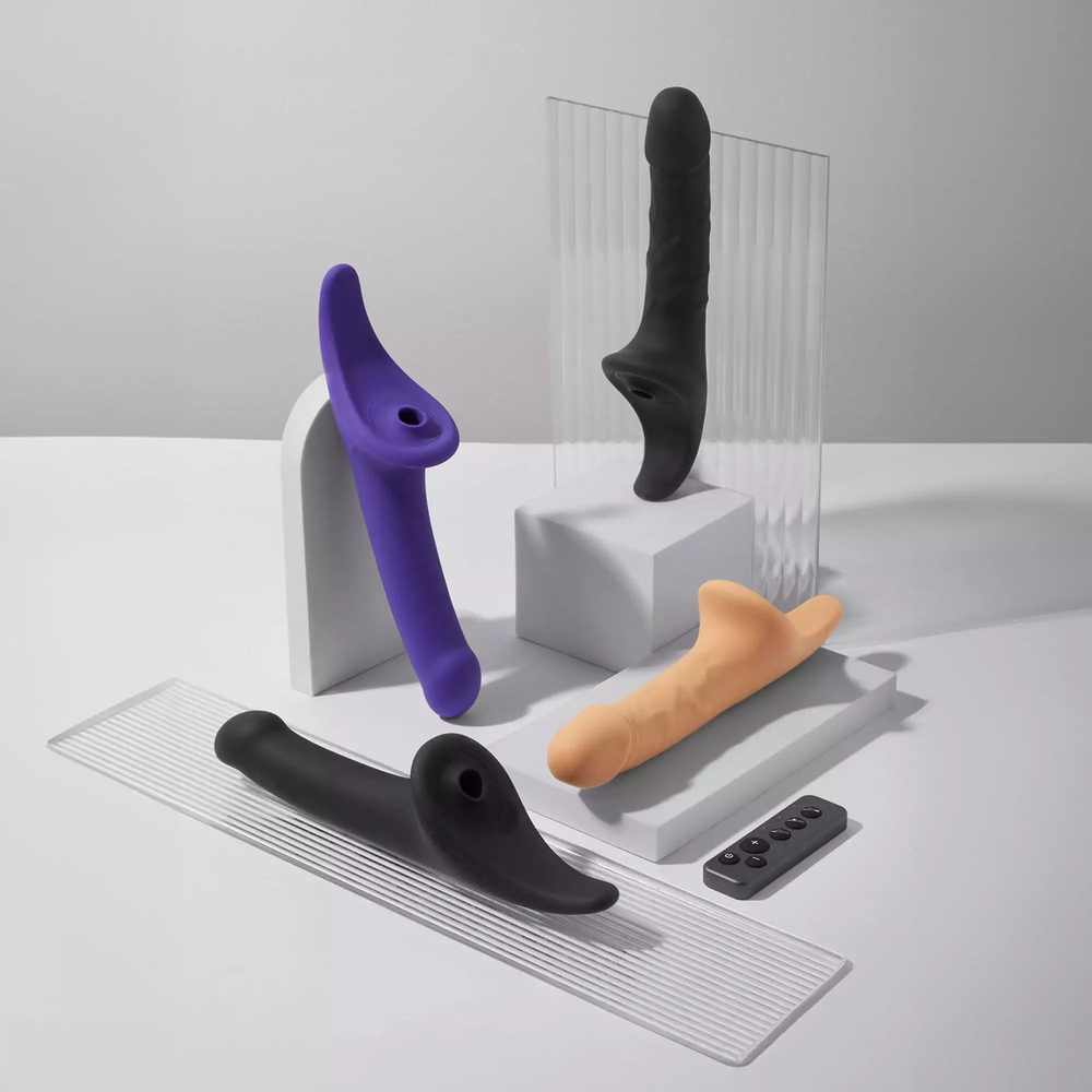 Фаллоимитатор Strap-on-me MULTI ORGASM REALISTIC DILDO с стимуляцией клитора и вибрацией L (черный)