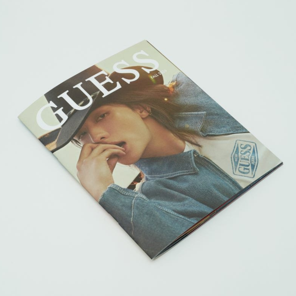 Журнал GUESS × HYUNJIN с кампейн-визуалами Хёнджина ОСЕНЬ 2026