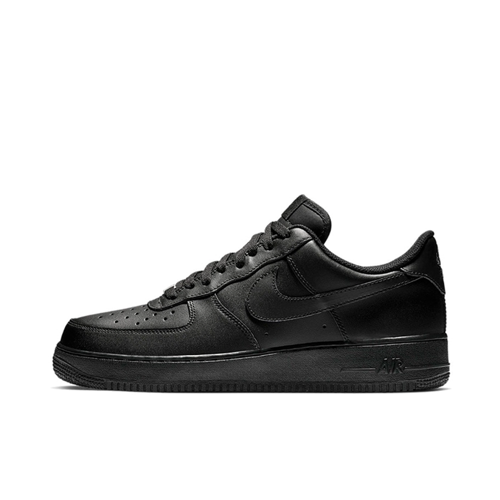 alt="Nike Air Force 1 07 Triple Black CW2288-001 полностью черные вид сбоку на белом фоне"