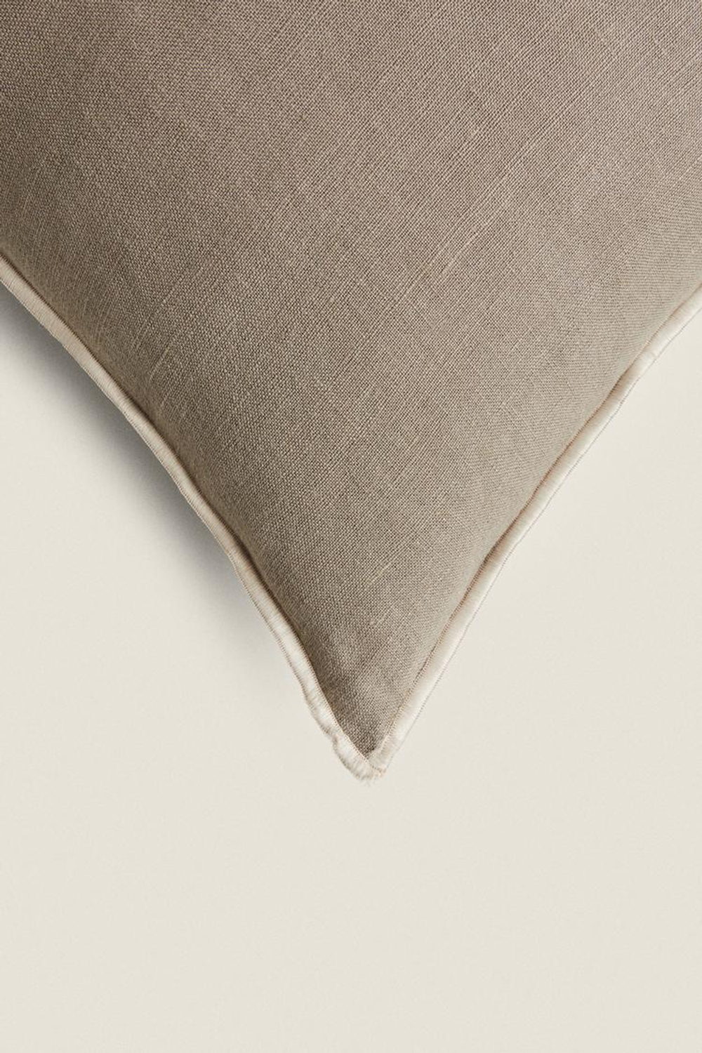 ZARA HOME ЧЕХОЛ НА ПОДУШКУ С ОВЕРЛОКОМ, СЕРОВАТО-КОРИЧНЕВЫЙ