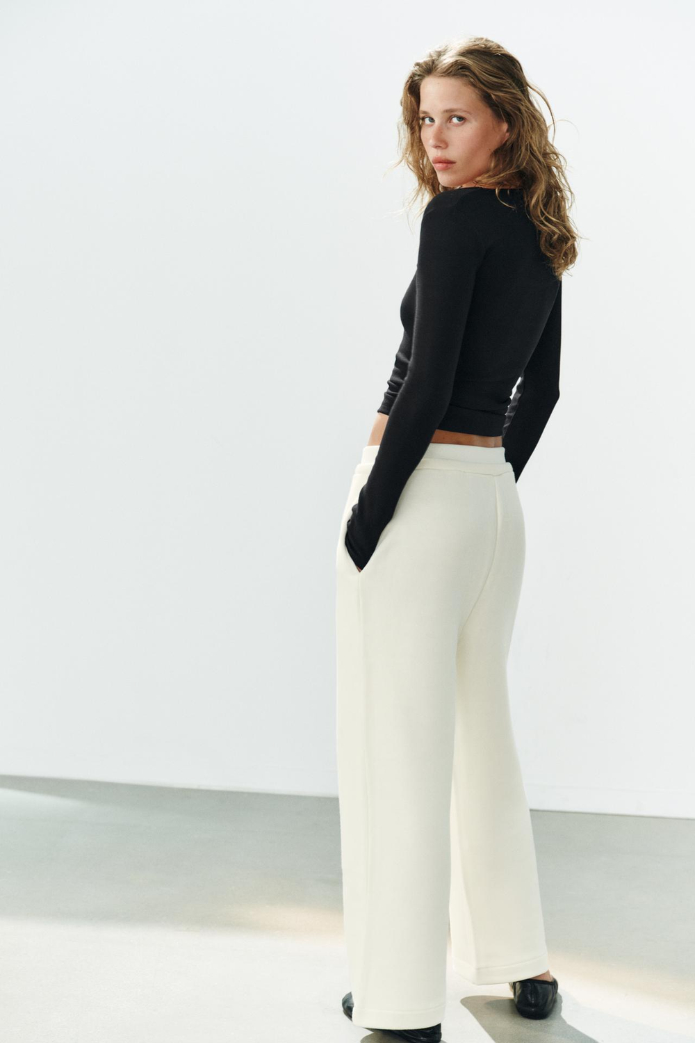 ZARA БРЮКИ ИЗ МЯГКОЙ ТКАНИ НА ШНУРКЕ, ЖЕЛТОВАТО-БЕЛЫЙ