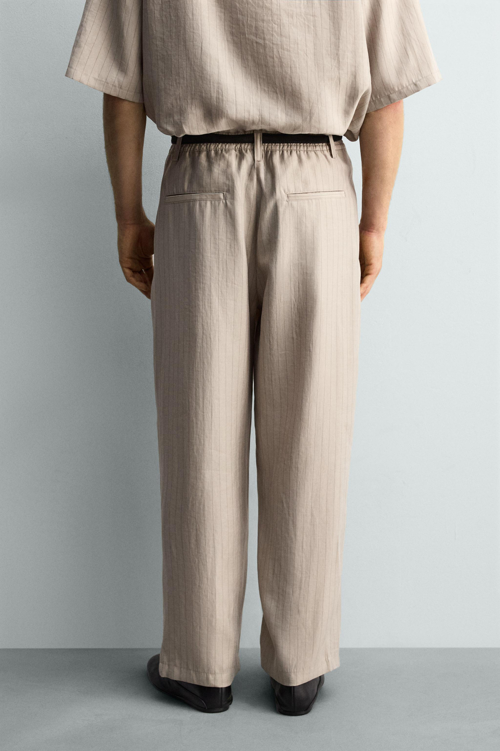 СТРУЯЩИЕСЯ БРЮКИ С БОКОВЫМИ СКЛАДКАМИ — ZARA