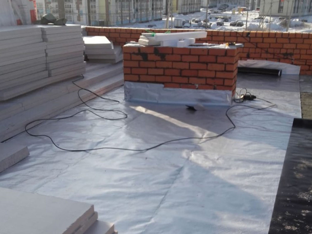 Монтаж плоской кровли из ПВХ мембраны на коттедже в г. Екатеринбург, ул. Майская 27