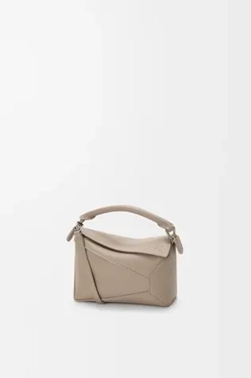 Loewe Мини-сумка Puzzle Edge из мягкой зернистой телячьей кожи, серо-бежевый
