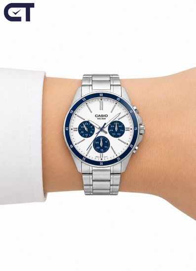 Casio MTP-1374D-7A2 Standard часы наручные мужские — белый циферблат, синие акценты и стальной браслет