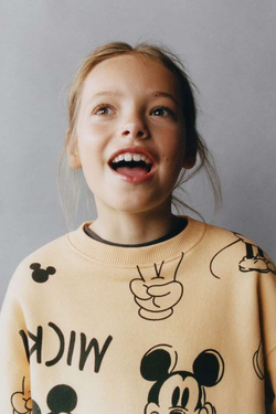 ZARA ТОЛСТОВКА С ПРИНТОМ © DISNEY, ОХРА