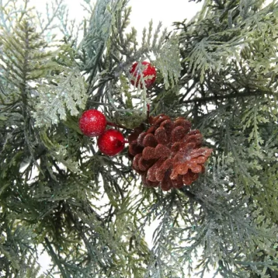 Венок хвойный «Искрящиеся ветви» d-50 см, литой ПВХ, шишки, ягоды