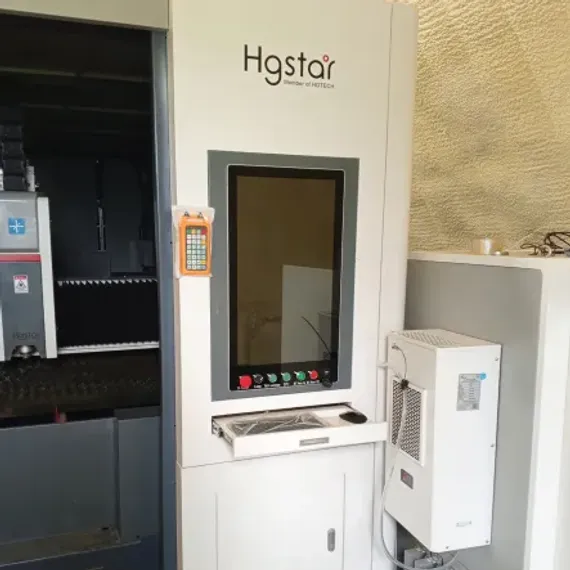 Лазерный станок HGTECH SMART3015PRO 6 кВт с защитной кабиной и сменным столом для резки листов металла
