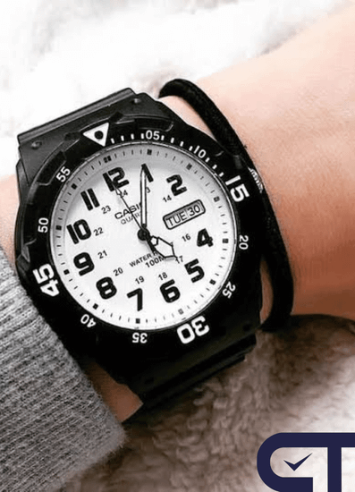 CASIO MRW-200H-7B — спортивные аналоговые часы с вращающимся безелем