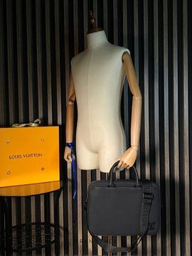 Портфель чёрный от Louis Vuitton BP5-943728