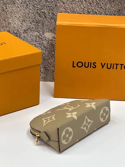 Косметичка Louis Vuitton Cosmetic Pouch Pm кремовый