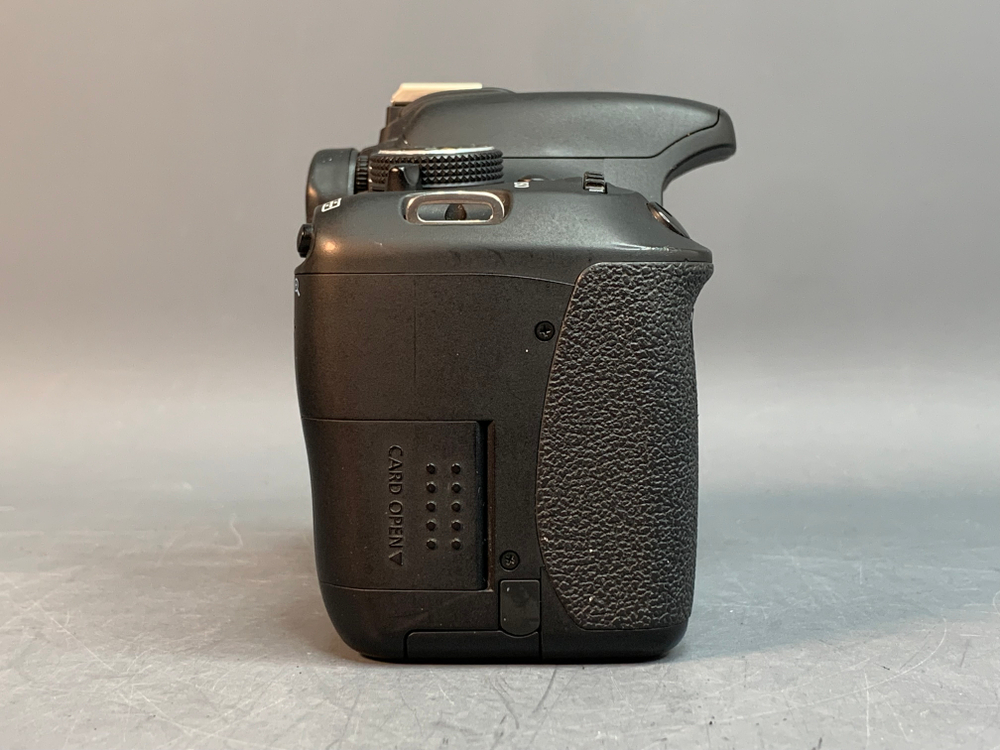 Canon 600D kit 18-55mm 3.5-5.6 IS ll 9.000 кадров