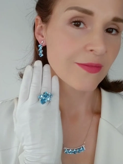 Кольцо коктейльное Мираж с голубыми кубиками Swarovski