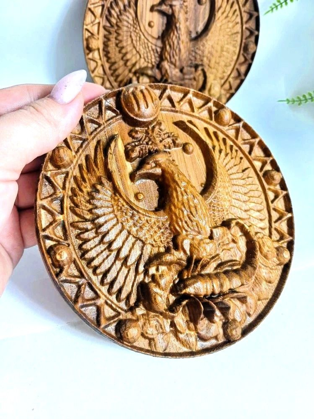 Панно Знаки Зодиака "Скорпион" резное из дуба. диаметр 14см