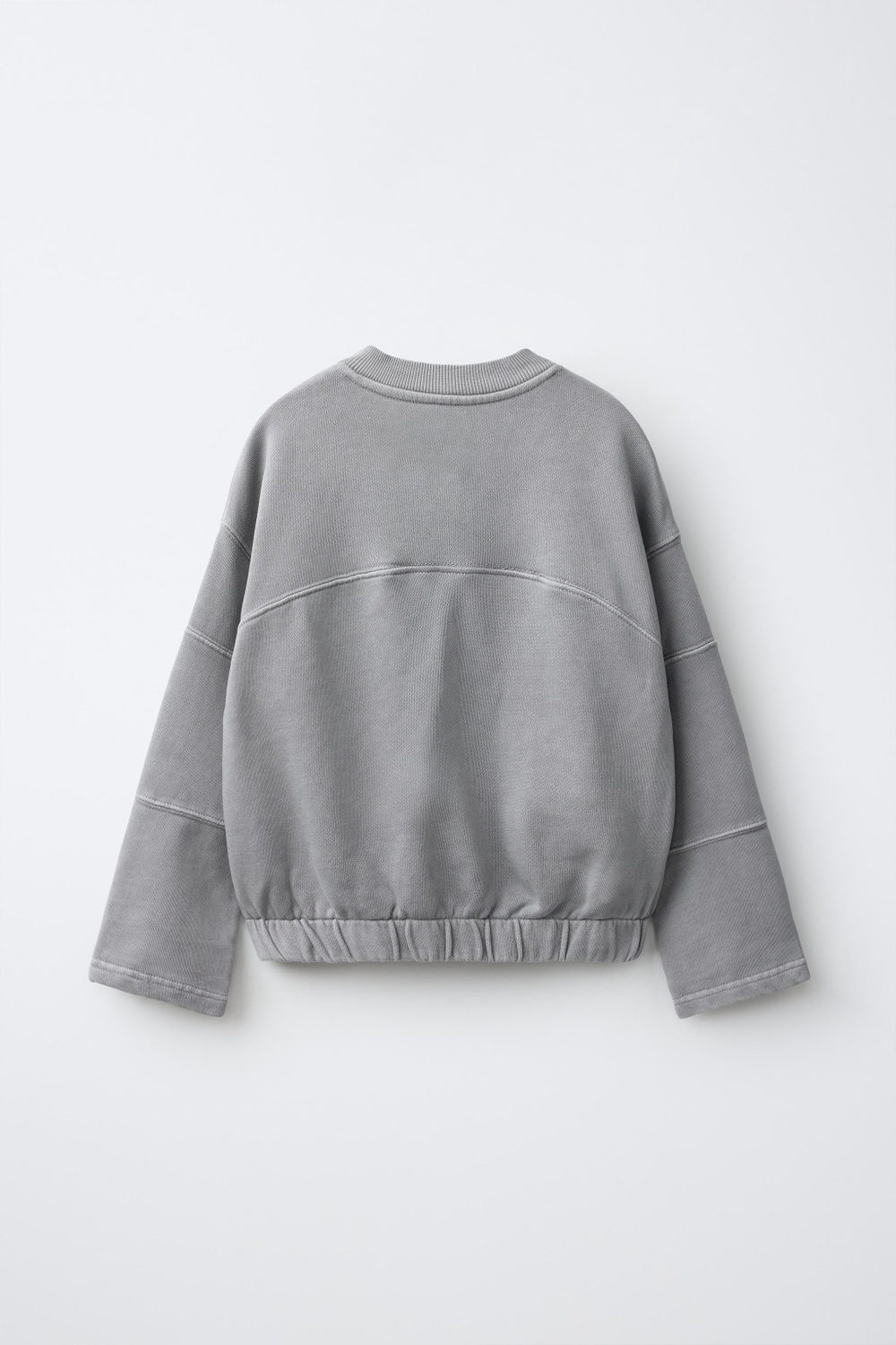 ZARA ТОЛСТОВКА С ЭФФЕКТОМ ПОТЕРТОСТИ И ПРИНТОМ, СЕРЫЙ