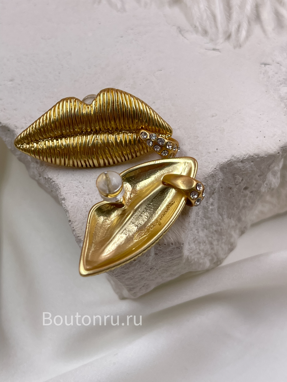Серьги Скиап. золотые губы с пирсингом