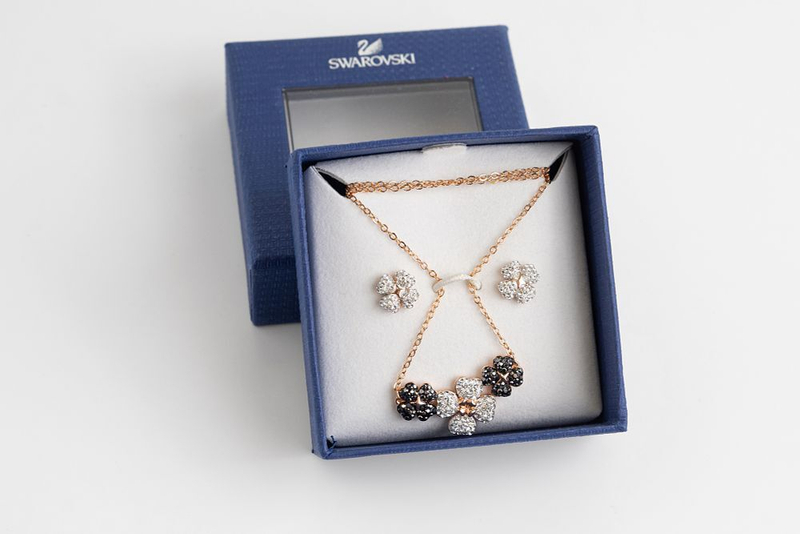 Комплект Swarovski из серег-пусетов и колье с клеверами, украшенными кристаллами