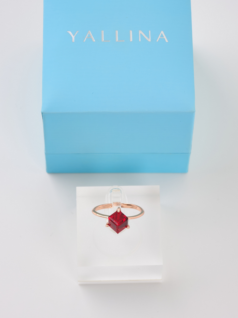 Кольцо Миражи тонкое с красным кристаллом-кубиком Swarovski
