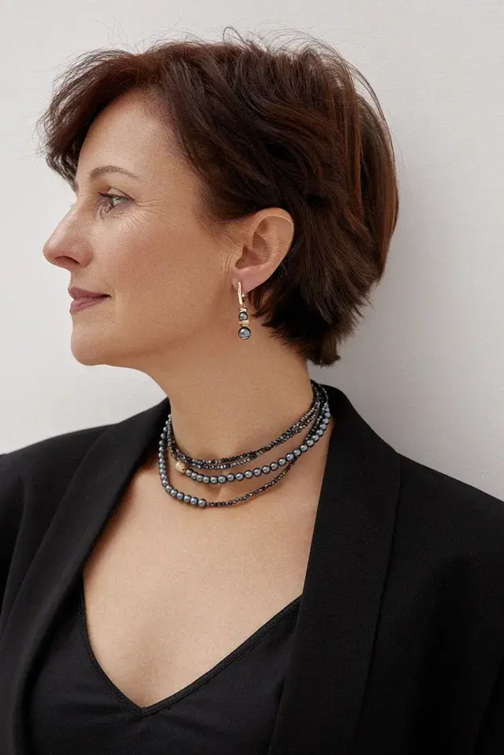 Нить-трансформер "Венеция микс" из венец. бисера в чернильном оттенке и бензин. жемчуга, золото