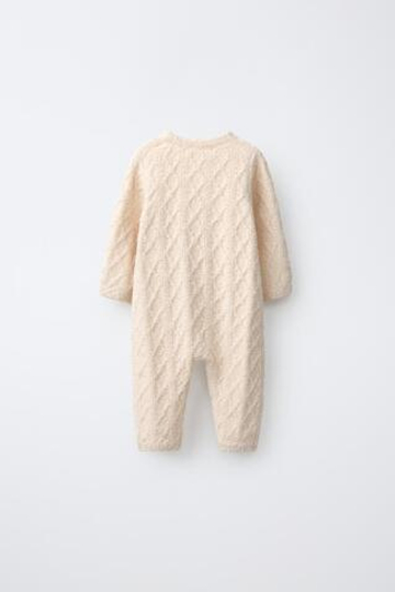 ZARA ТРИКОТАЖНЫЙ КОМБИНЕЗОН С КОСАМИ, ЭКРЮ