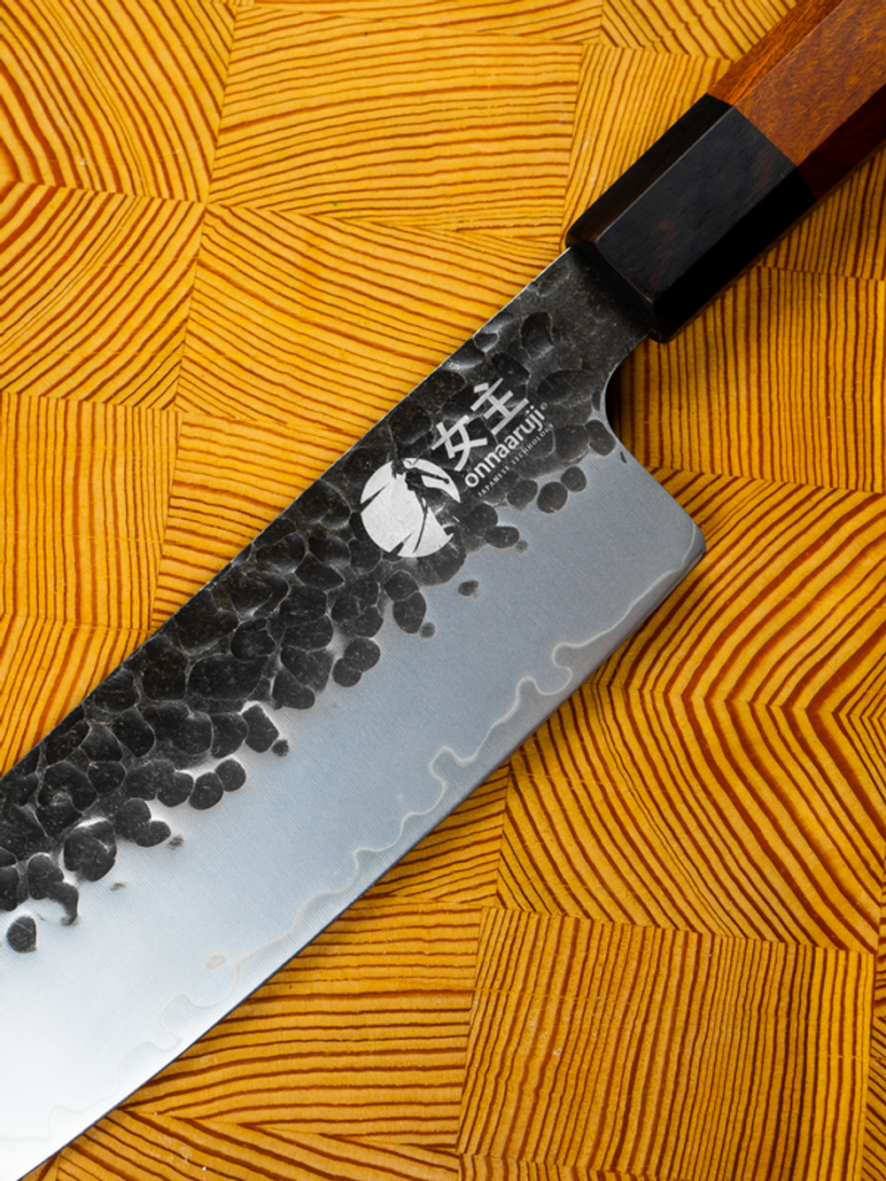 Кухонный шеф нож Сантоку Onnaaruji 18 см. Универсальный. Поварской. Hayabusa Series