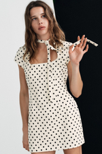 КОРОТКОЕ ПЛАТЬЕ В ГОРОШЕК С ЗАВЯЗКАМИ — ZARA