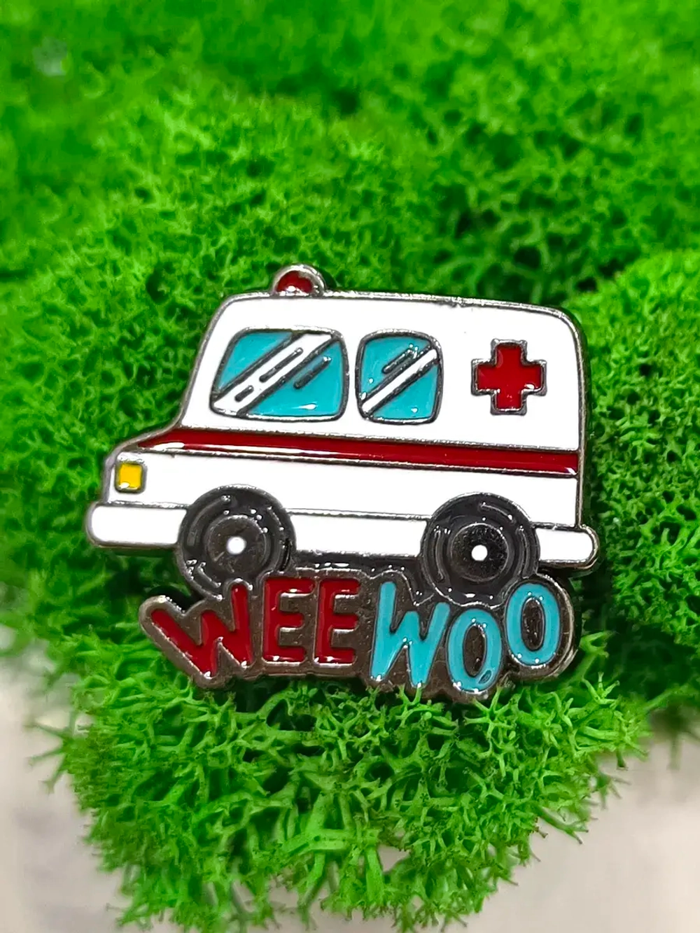 Значок медицинский "Машинка WeeWoo"