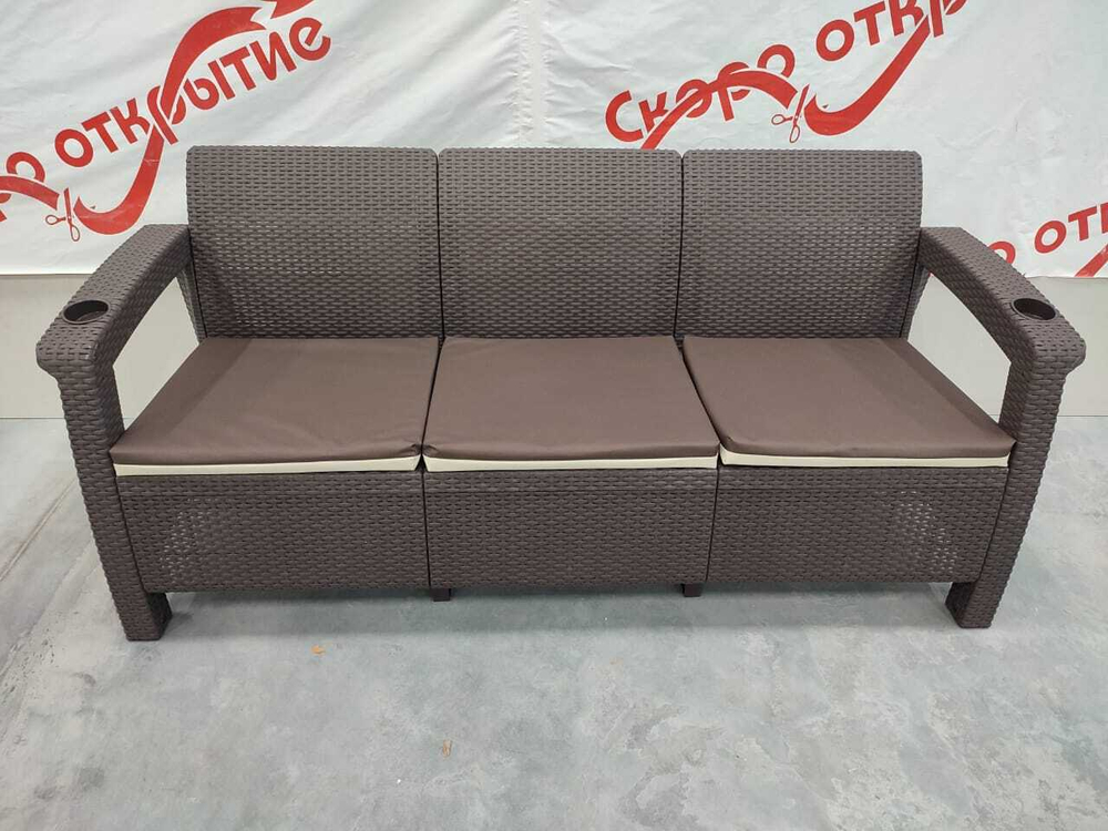 Трехместный диван Yalta Sofa 3 Seat без подушек