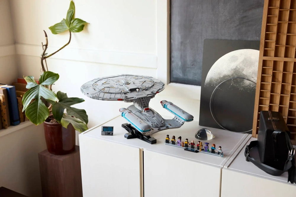 Конструктор LEGO Icons 10356 Star Trek U.S.S. Enterprise NCC-1701-D