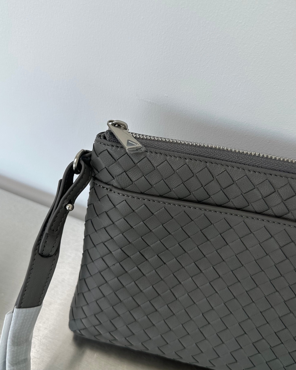Клатч Bottega Veneta — серый — фото 4