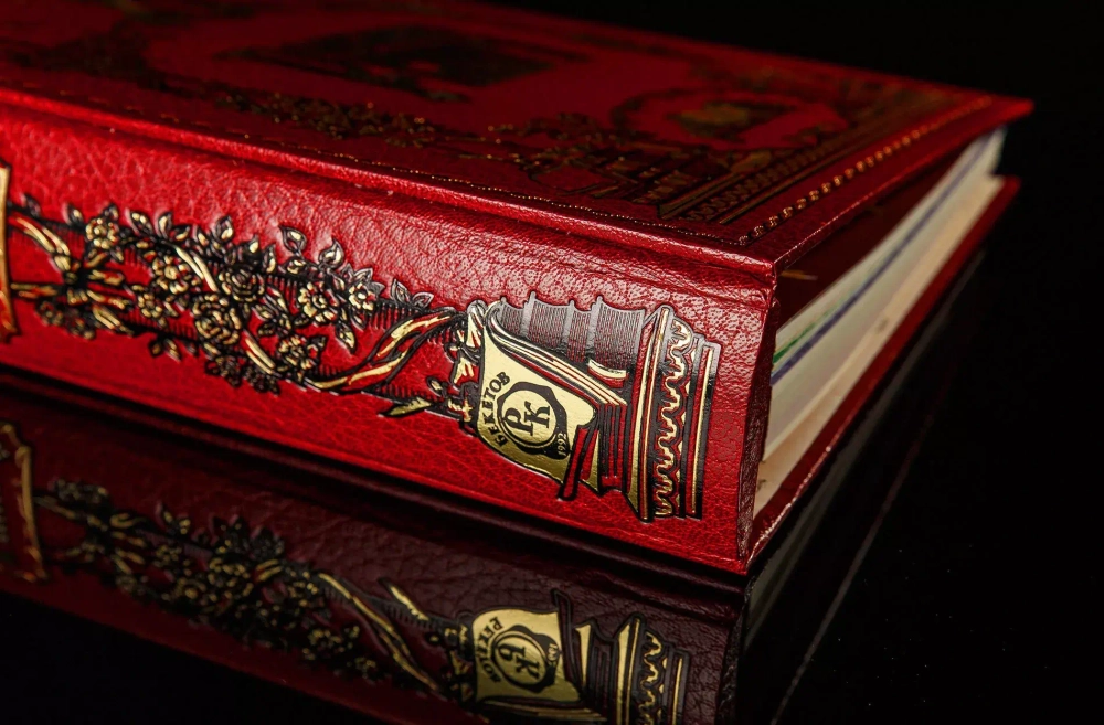 Подарочный набор в кожаном футляре "Юбиляру": родословная книга, подстаканник и медаль