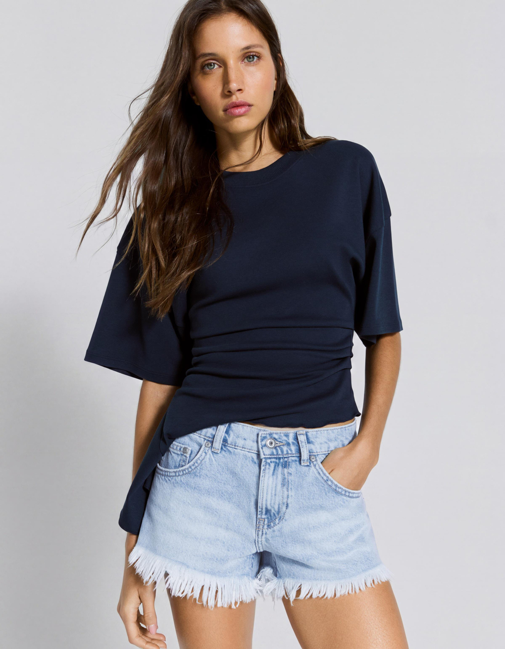 Женские джинсовые мини-шорты с необработанным краем - BERSHKA