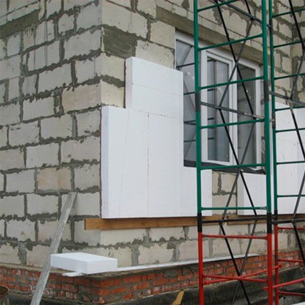 Отделка дома из газобетона фасадным декором из пенопласта. Отделка дома из газобетона фасадным декором из пенопласта.