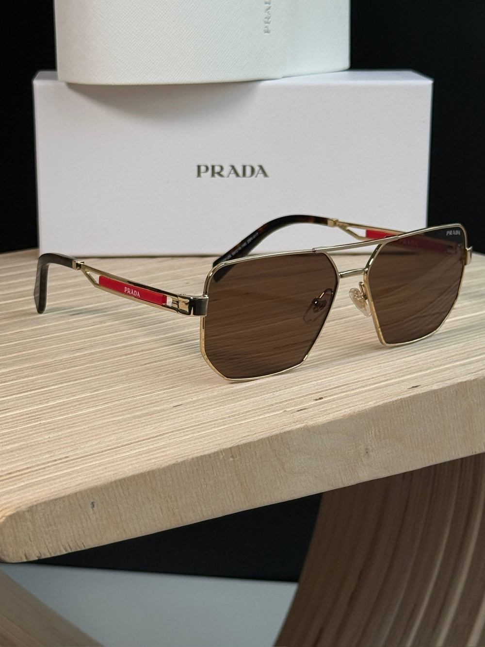 Солнцезащитные очки Prada