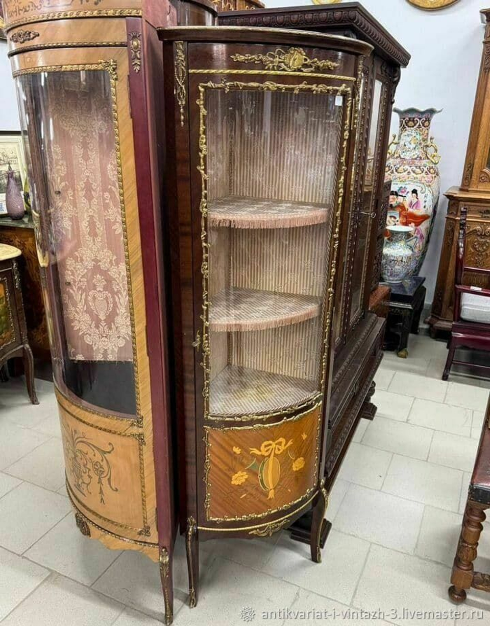 Угловая старинная витрина