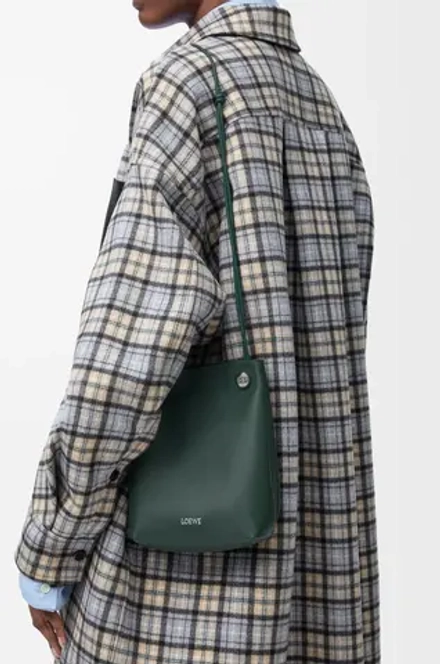 Loewe Сумка-мешок Pebble из гладкой телячьей кожи, зеленый