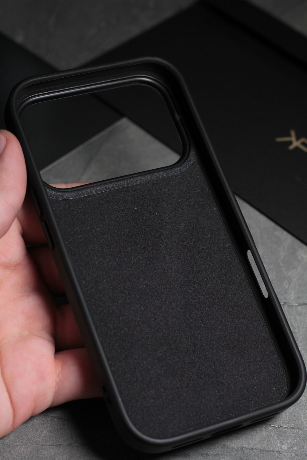 Чехол на iPhone 17 PRO с натуральным карбоном